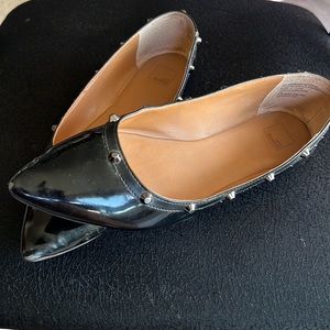 14th & union. Black pointy flats